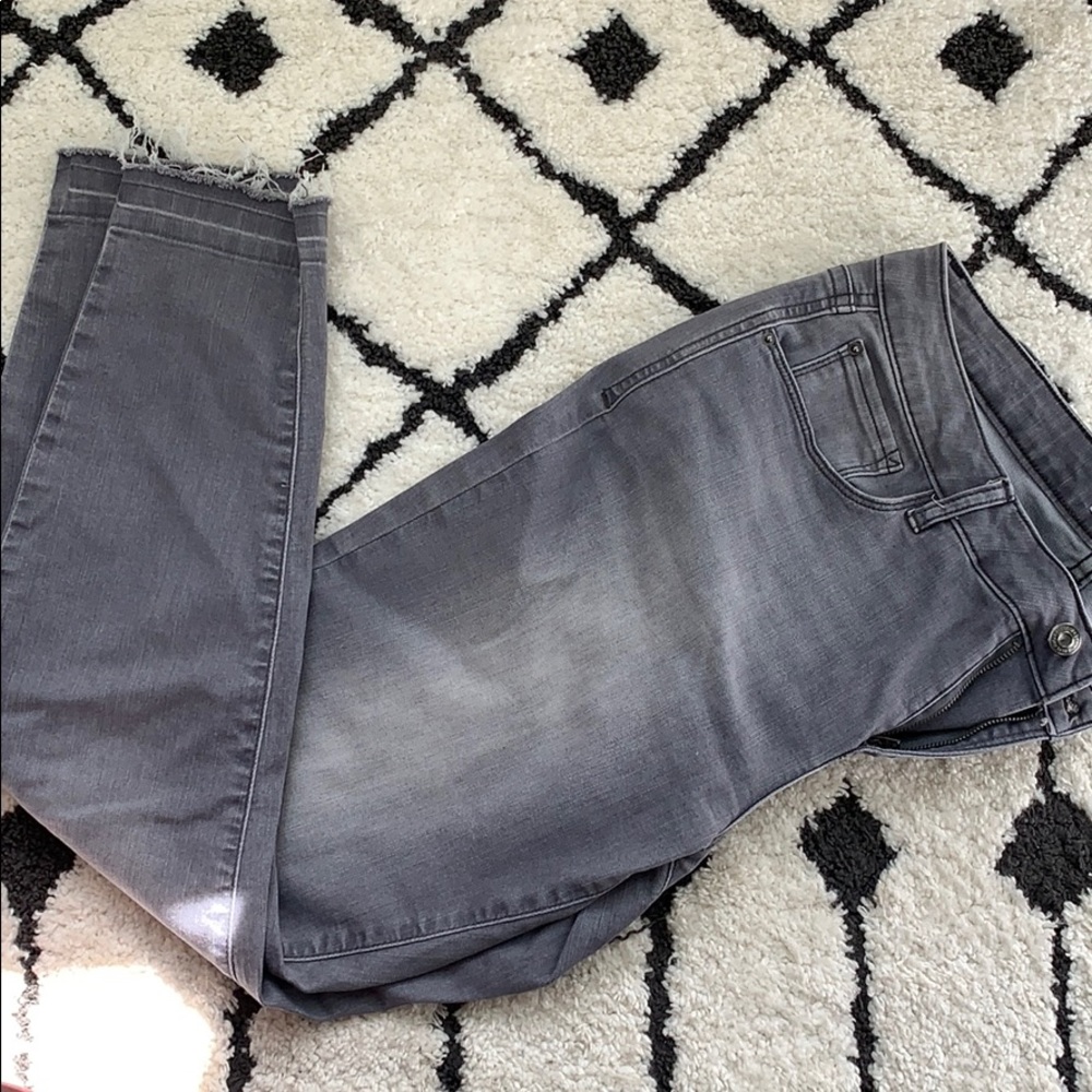 Kensie grey ankle jeans with fringed bottoms